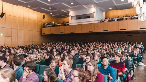 Vollbesetzter Audimax an der Uni Bamberg