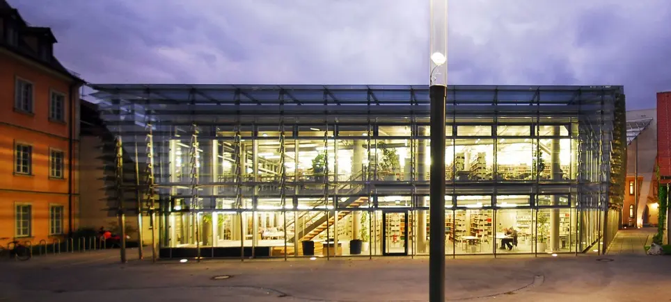 Blick auf die hell erleuchtete Teilbibliothek 4 der Universit?tsbibliothek Bamberg