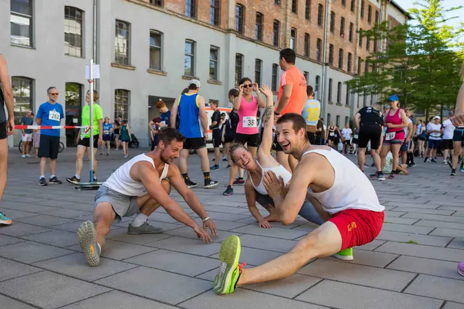 Die Teilnehmer*innen w?rmten sich vor dem Uni-Lauf auf C ins Schwitzen kamen sie schon vor dem Startschuss.