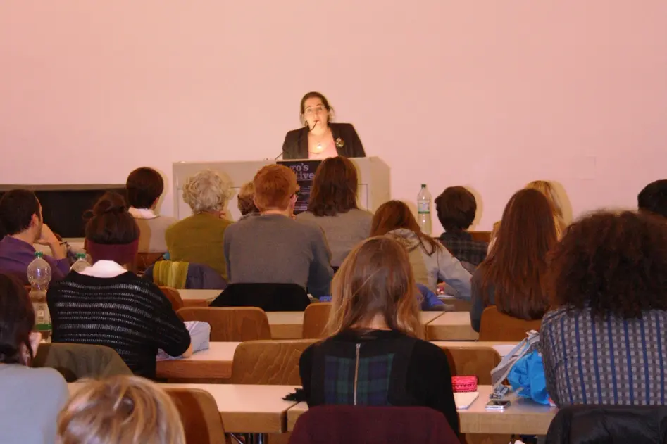 Photo of Prof. Dr. Jonathan Crewe being introduced to the audience and giving his talk.