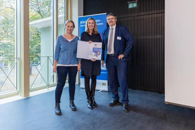 Kultusministerin Anna Stolz (Mitte) berreichte Christiane Lauterbach und Fabian Franke von der Bamberger Universit?tsbibliothek das Gtesiegel ?Bibliotheken C Partner der Schulen.