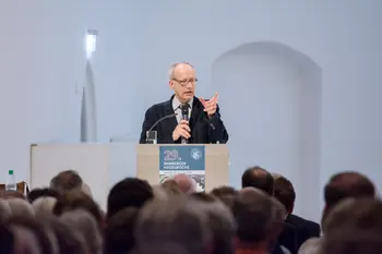 Prof. Dr. Christian Illies, Inhaber des Lehrstuhls Philosophie II, steht bei der 29. Bamberger Hegelwoche hinter dem Vortragspult in der AULA der Universit?t und spricht zum Publikum. 