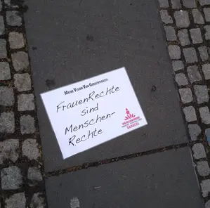 Schild mit der Aufschrift "Frauenrechte sind Menschenrechte"