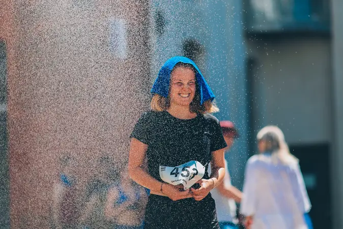 Eine Frau wird mit Wasser gesprenkelt