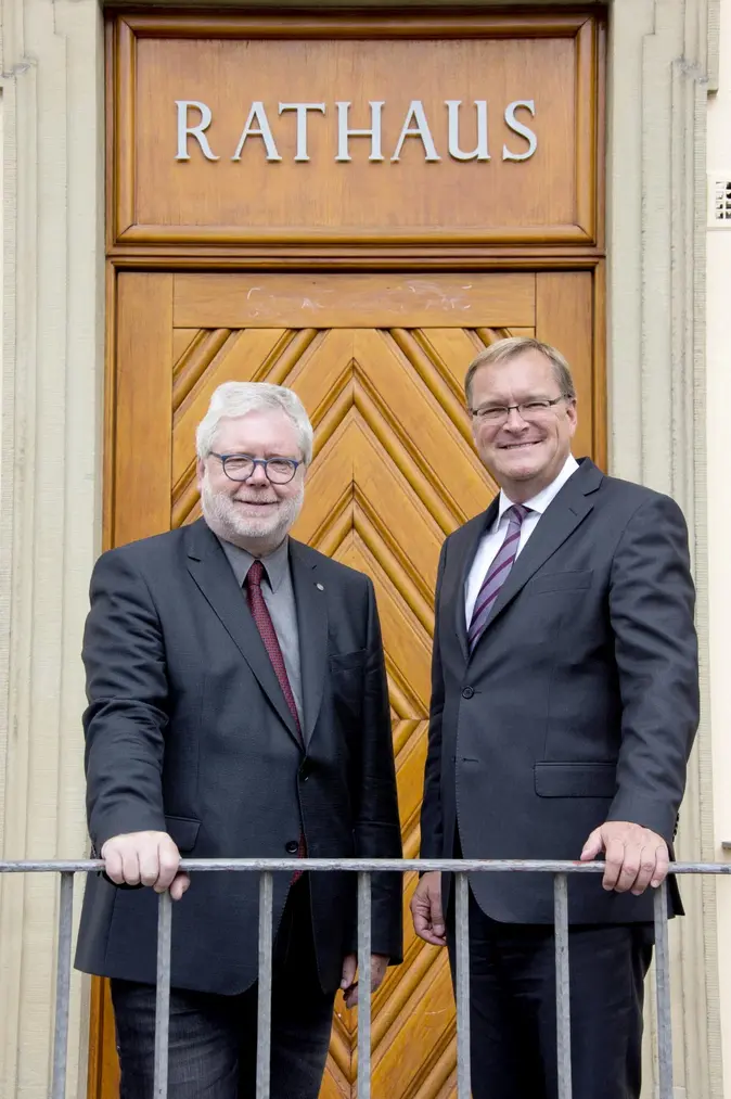 Universit?tspr?sident Godehard Ruppert und Oberbrgermeister Andreas Starke vor dem Eingang des Rathauses in Bamberg