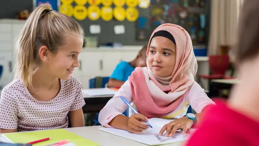 Zwei Kinder im Klassenzimmer