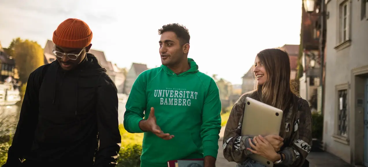 Studierende spazieren bei Klein Venedig und tauschen sich aus